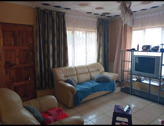 2 BEDROOM HOUSE FOR SALE IN KWAMASHU